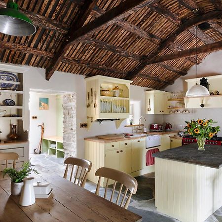 Secluded Thatched Cottage, Near Beaches & Hill Walking Rashenny エクステリア 写真
