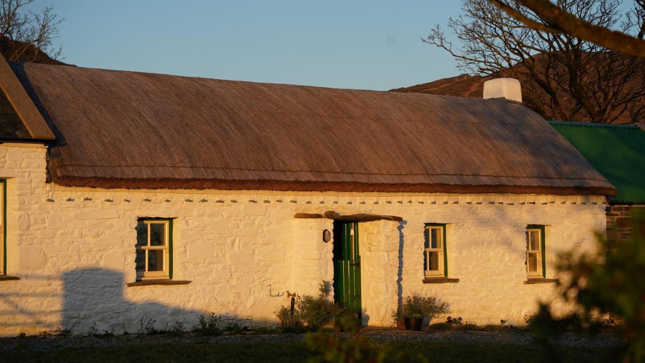 Secluded Thatched Cottage, Near Beaches & Hill Walking Rashenny エクステリア 写真