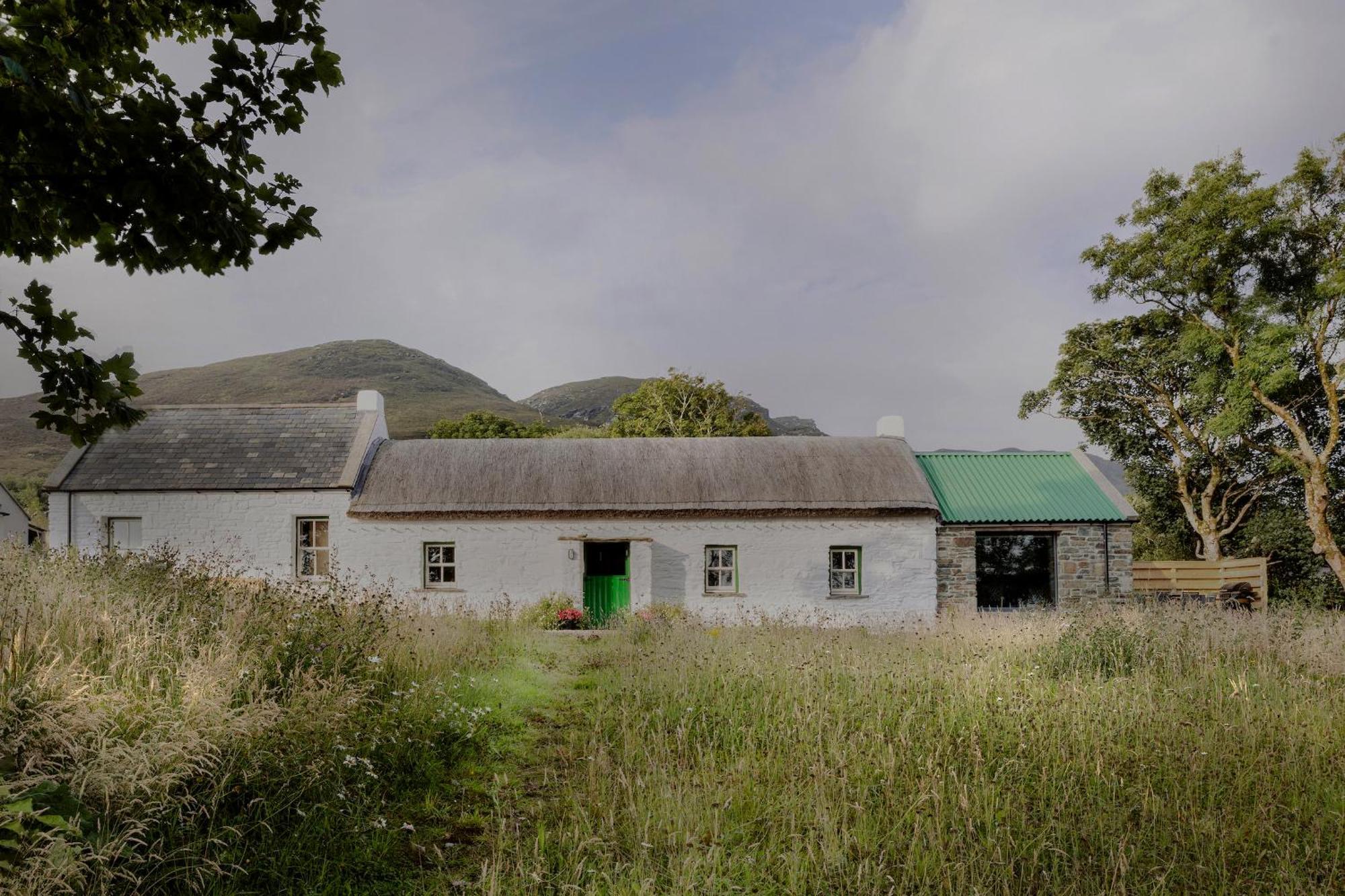 Secluded Thatched Cottage, Near Beaches & Hill Walking Rashenny エクステリア 写真
